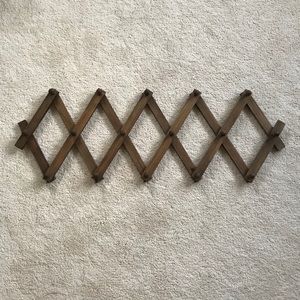 Wooden accordion hooks